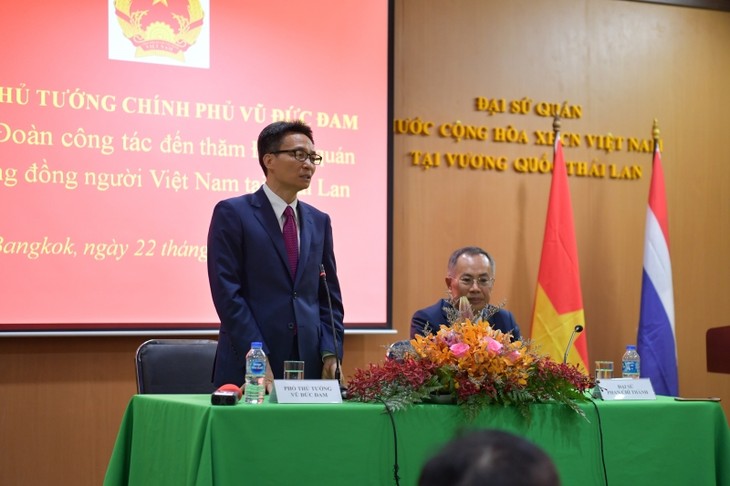 Deputy PM meets Embassy staff and overseas Vietnamese in Thailand  - ảnh 1