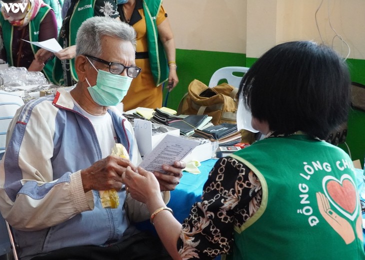 Vietnamese doctors provide health check-ups, distribute medicine in Laos  - ảnh 1