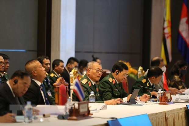 ASEAN Defense Ministers adopt joint statement on solidarity for harmonious security - ảnh 1