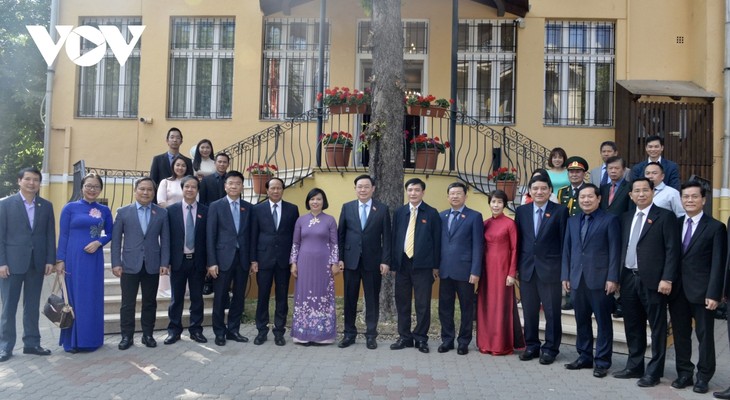 Vietnamese community bridges friendship and cooperation with Hungary: NA Chairman  - ảnh 2