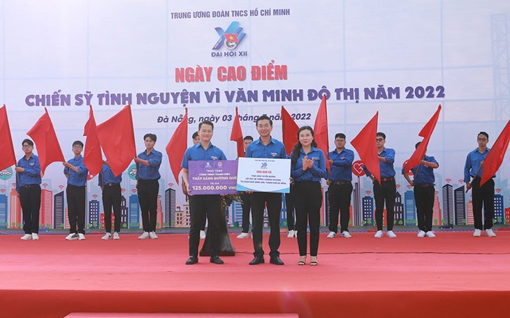 600 youth union members volunteer for urban healthy lifestyle on Sunday  - ảnh 1