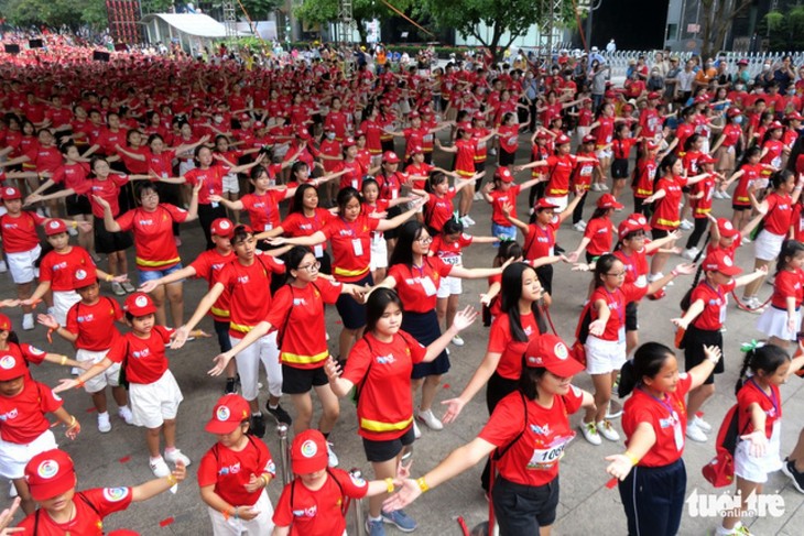 Flashmob of 3,000 children sets Vietnam record - ảnh 1