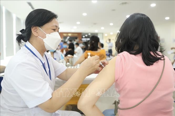 Vietnam reports 2,010 new COVID-19 cases in 24 hours - ảnh 1