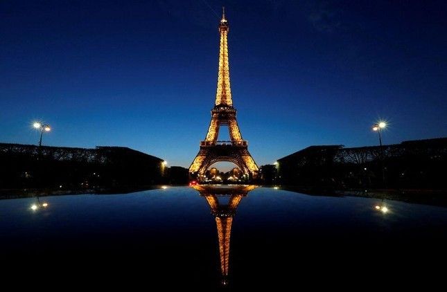 Eiffel Tower to turn off its flashing lights one hour earlier to save energy - ảnh 1