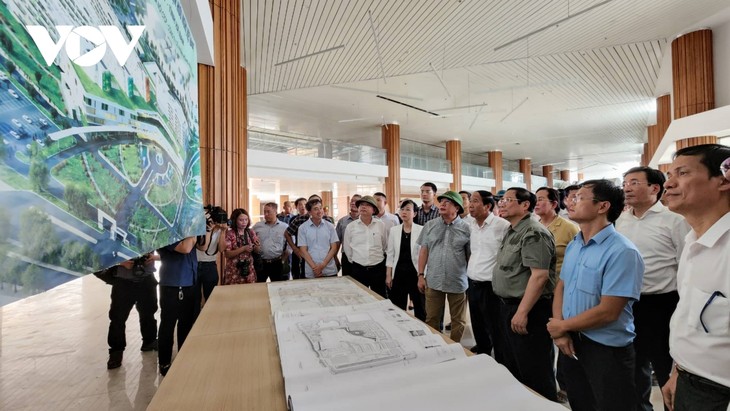 PM inspects construction of 3 large hospitals in Ha Nam  - ảnh 1
