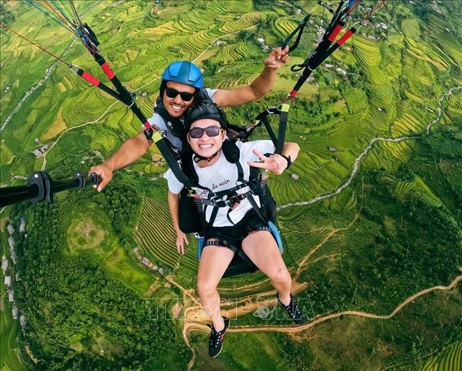 100 pilots fly paragliders in Khau Pha Festival - ảnh 1
