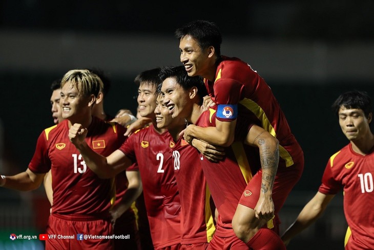 Vietnam men’s football climbs one place on FIFA ranking - ảnh 1