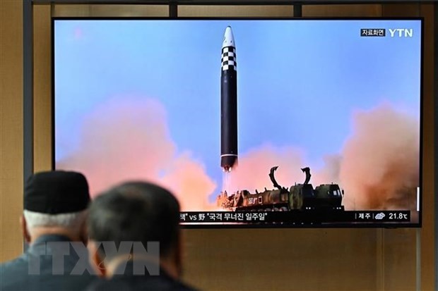North Korea launches two short-range ballistic missiles - ảnh 1
