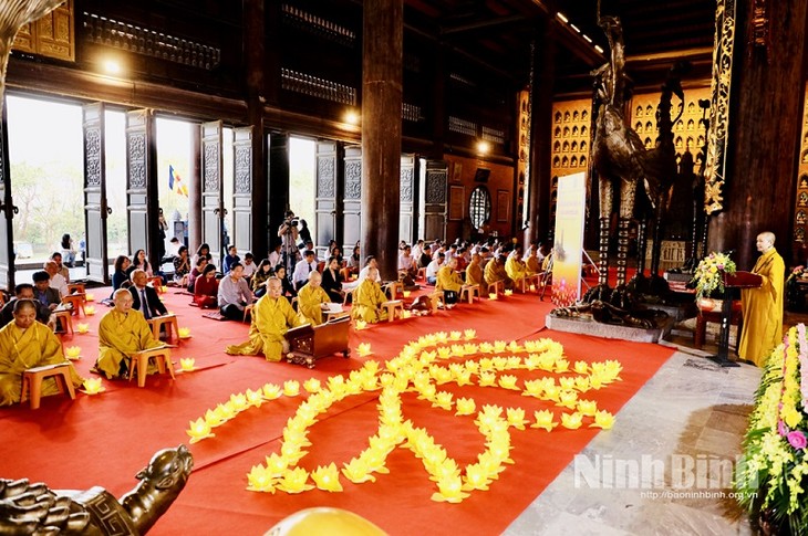 Buddhists pray for peace in Ninh Binh - ảnh 1