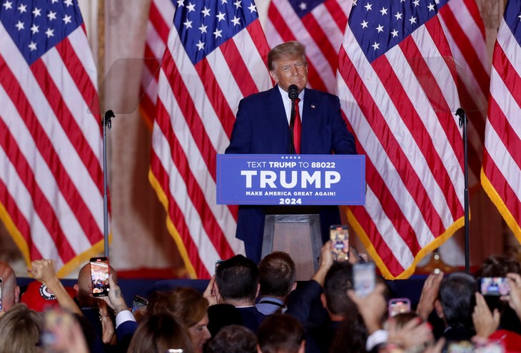 Trump officially announces candidacy for 2024 presidential race - ảnh 1