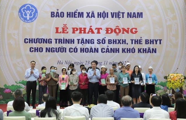 Social welfare, health insurance cards donated to disadvantaged people  - ảnh 2