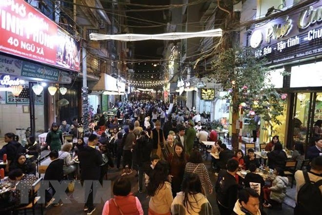 Hanoi opens night food street by Truc Bach Lake - ảnh 1