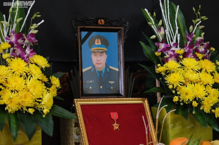 Pilot killed in military aircraft crash promoted from Captain to Major Colonel - ảnh 1