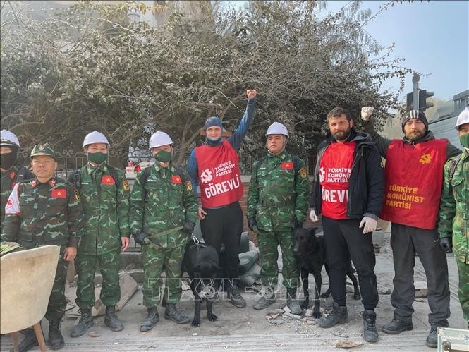 Vietnam military rescuers find more earthquake victims in Turkey, police team complete mission - ảnh 1