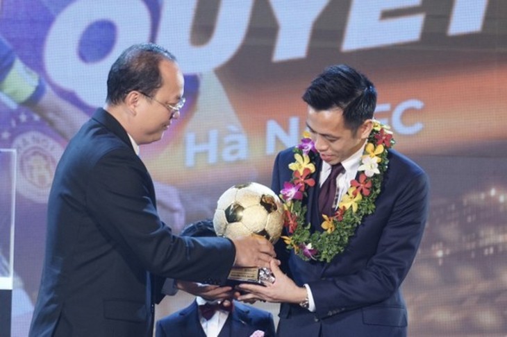 Van Quyet and Huynh Nhu win Vietnam Golden Ball 2022 - ảnh 1