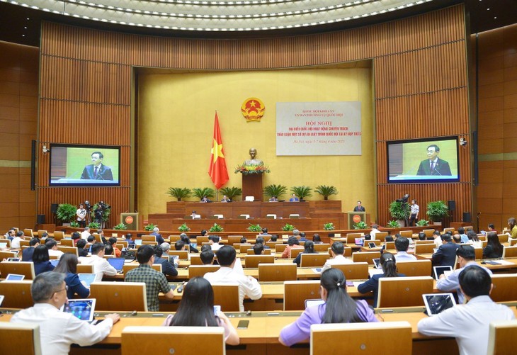 Meeting of full-time National Assembly deputies discusses what to be submitted to NA session - ảnh 1