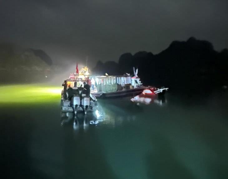 Three bodies of helicopter crash victims found in waters near Ha Long Bay  - ảnh 1