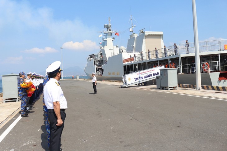 Vietnam naval ship departs for missions in Singapore, Philippines - ảnh 1