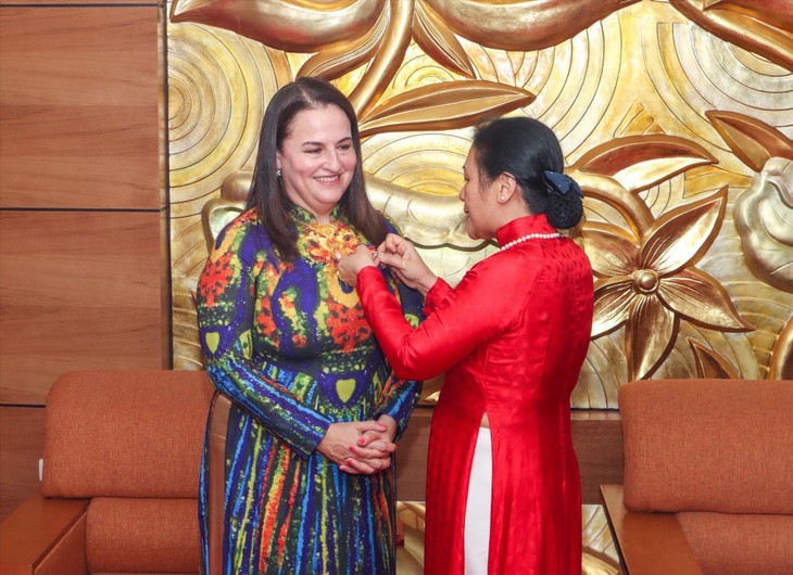 UN Women Representative in Vietnam honored with “For peace and friendship among nations” insignia  - ảnh 1