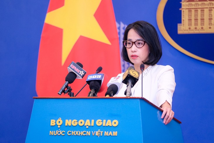 Vietnam opposes China's installation of light buoys in Spratly Islands - ảnh 1