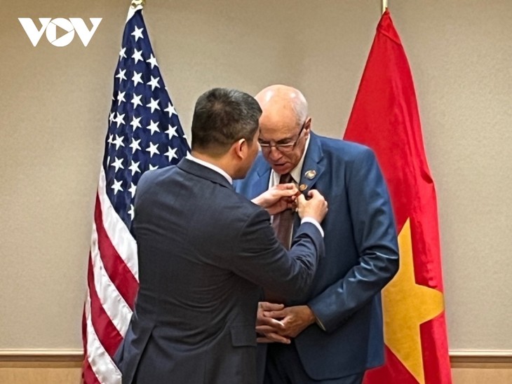 Americans healing the wounds of war honored by Vietnam  - ảnh 2