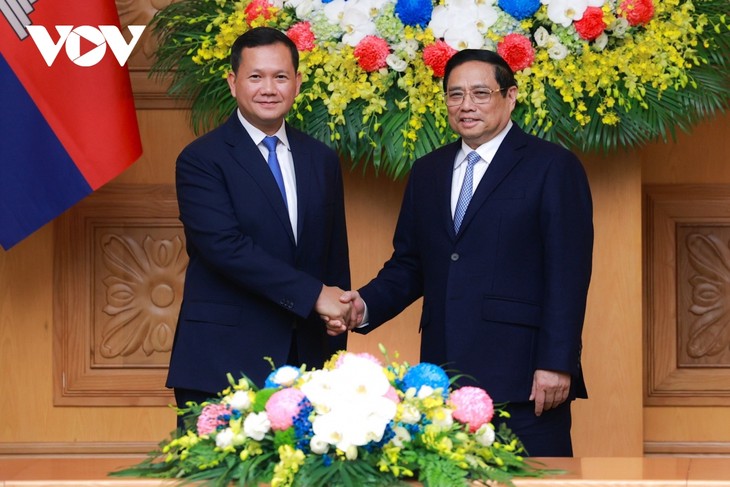 Vietnam, Cambodia PMs hold high level talks  - ảnh 1