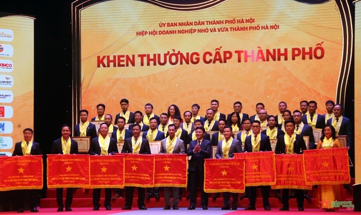 100 entrepreneurs, businesses of Hanoi honored  - ảnh 2