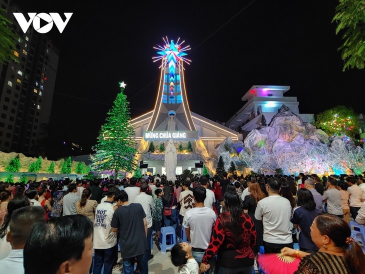 Festive Christmas pervades Vietnam  - ảnh 2