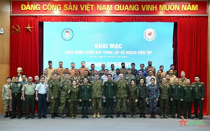 Vietnam, Canada open training course on exercise planning  - ảnh 1