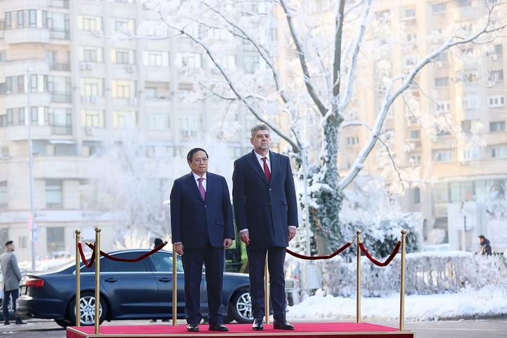 Red carpet ceremony welcomes PM Pham Minh Chinh to Romania - ảnh 1