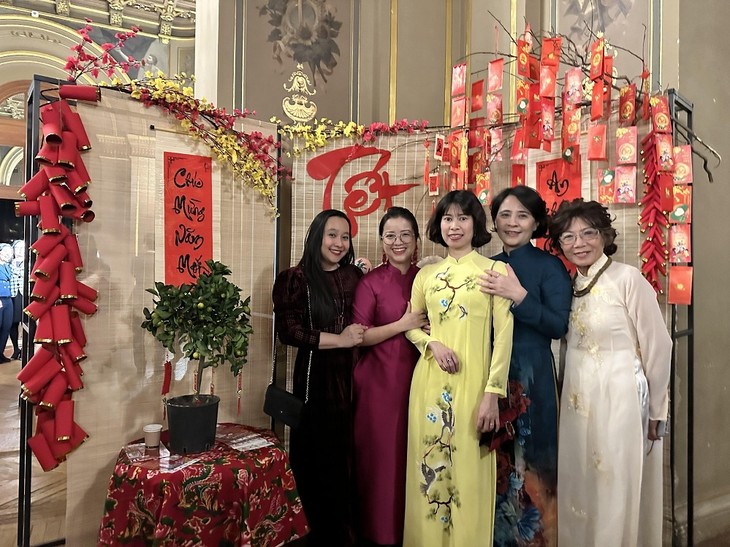 Lunar New Year fosters Vietnamese identity - ảnh 5