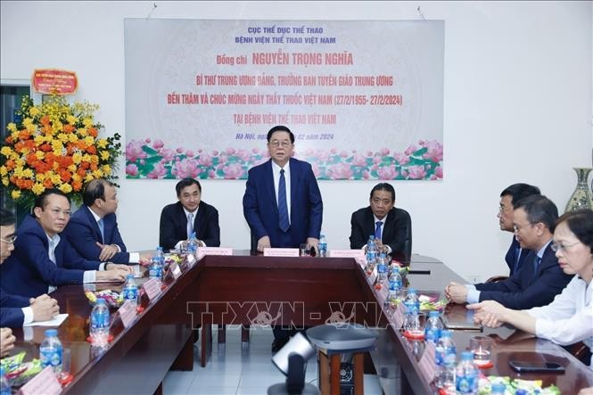Senior Party official  visits hospitals in Hanoi ahead of Vietnam Doctor's Day - ảnh 1