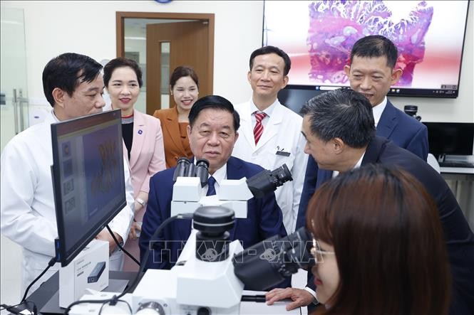 Senior Party official  visits hospitals in Hanoi ahead of Vietnam Doctor's Day - ảnh 2