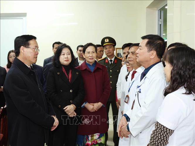 President Vo Van Thuong visits doctors, nurses in Ha Nam  - ảnh 2