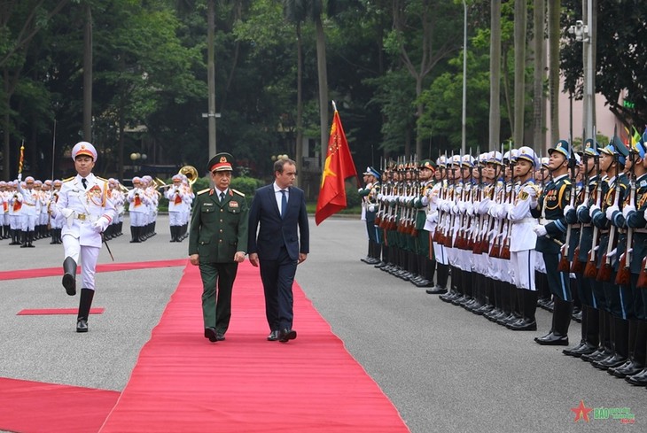 Vietnam, France discuss augmenting defense cooperation - ảnh 2