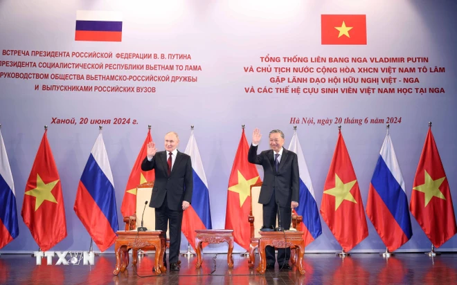 Vietnamese, Russian Presidents meet with Vietnamese alumni  - ảnh 1
