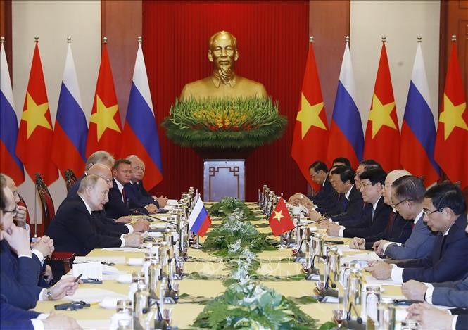 Vietnam, Russia issue joint statement as President Putin leaves Hanoi - ảnh 1