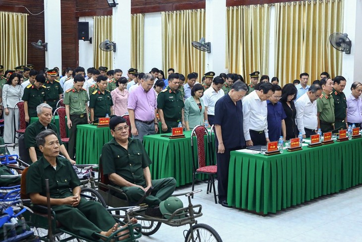 President To Lam visits war invalids in Thuan Thanh