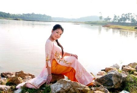 越南红歌女歌手英诗 - ảnh 1