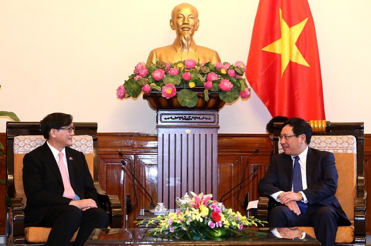 越南政府副总理兼外交部长范平明会见泰国和菲律宾驻越大使 - ảnh 1