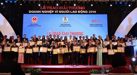 “2016年心系劳动者的企业”奖颁奖仪式在河内举行 - ảnh 1