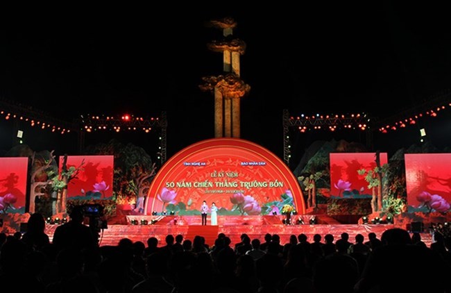 越南政府总理阮春福出席桩盆大捷50周年纪念仪式 - ảnh 1