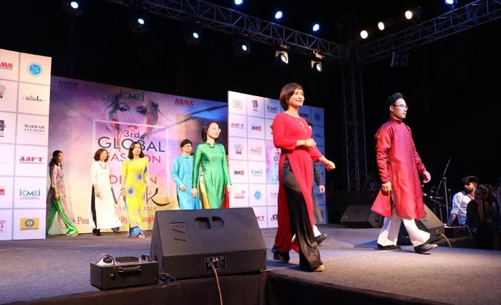 越南奥戴亮相在印度举行的全球时装周 - ảnh 1