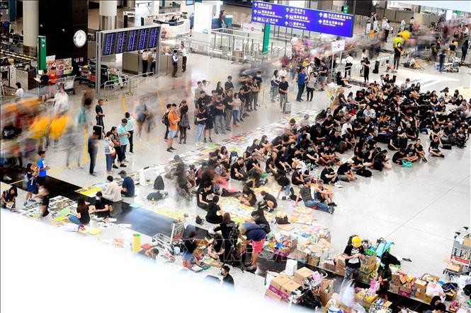 中国：香港机场取消了两百多趟航班  - ảnh 1