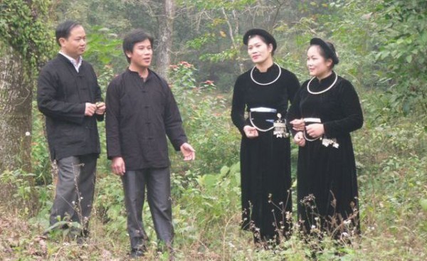 越南高平省岱依族人和侬族人的“南偶”歌和交换毛巾信物习俗 - ảnh 1