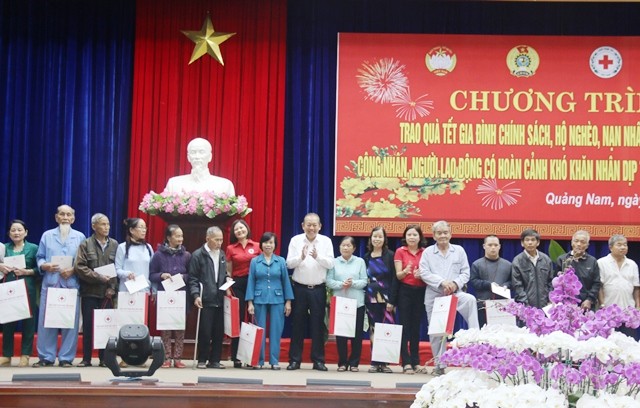 越南党和国家领导人探望并向全国各地同胞赠送年礼 - ảnh 1