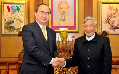 ประธานแนวร่วมปิตุภูมิเวียดนามเยี่ยมเยือนและอวยพรตรุษเต๊ดบรรดาอดีตผู้นำพรรคและรัฐ - ảnh 1