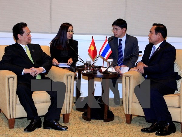 นายกรัฐมนตรีเวียดนาม เหงียนเติ๊นหยุง พบปะกับนายกรัฐมนตรีไทย  - ảnh 1