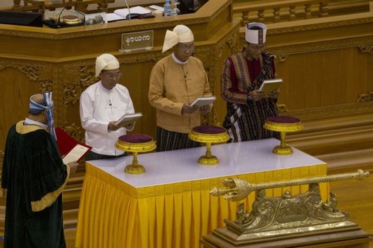 ประธานาธิบดีพม่าคนใหม่ ถิ่นจอ เข้าพิธีสาบานตนรับตำแหน่ง - ảnh 1