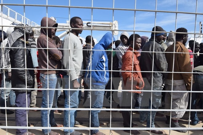 ลิเบียจับกุมตัวผู้อพยพราว 850 คนล่องเรือข้ามทะเลเมดิเตอร์เรเนียนเข้ายุโรป - ảnh 1